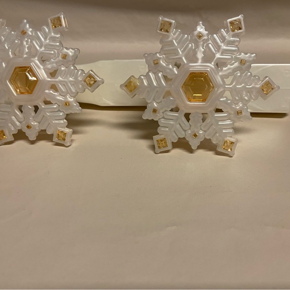 Bath and Body Works Gold & Cream Winter Snowflake Wallflower Plug-Ins, Set of 2 - Picture 5 of 5